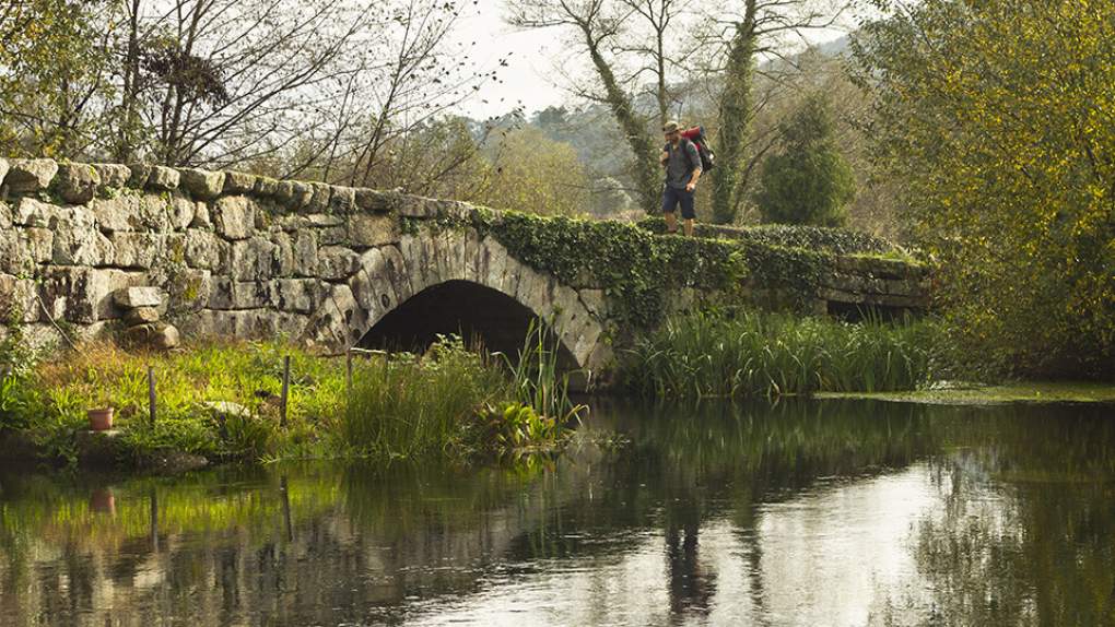 Pilgrim crossing Tábuas bridge, Fátima Ways