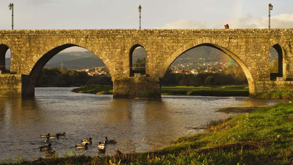 Puente romano sobre el río Lima, Caminos de Santiago