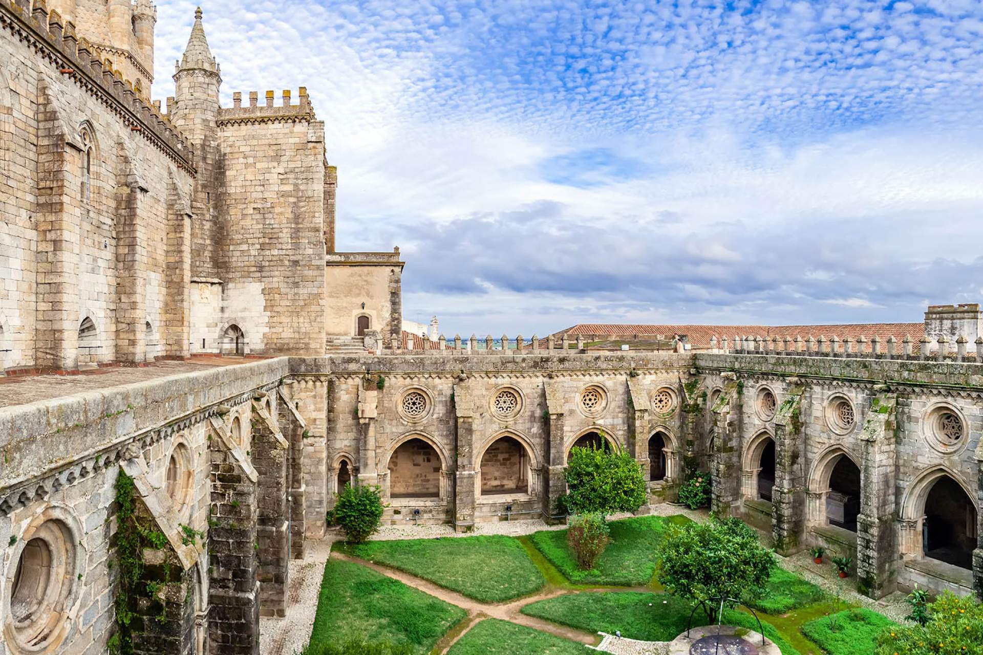 Claustro da Catedral de Évora / Évora / Stock Photos Art_ Shutterstock