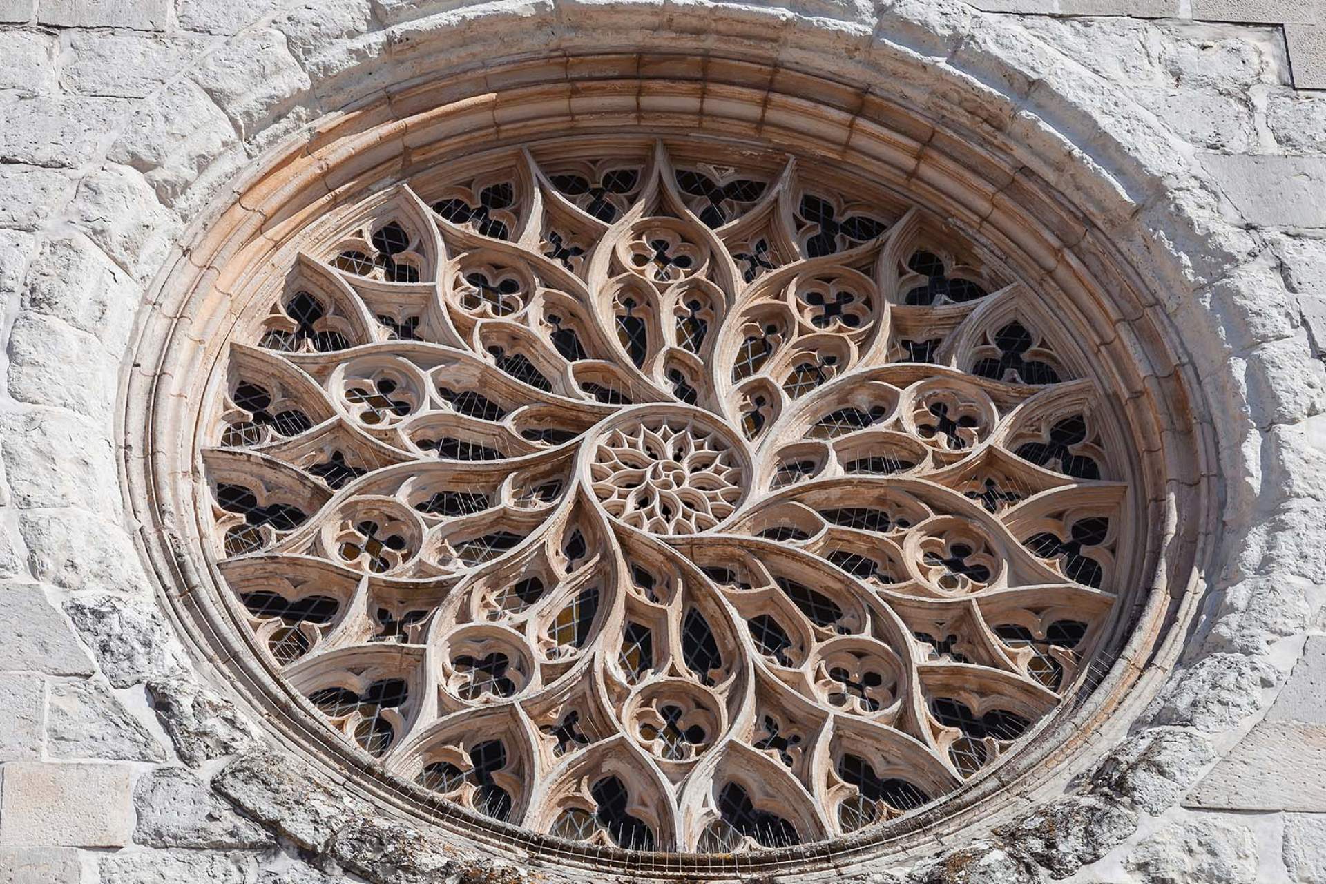 Rose window on the facade of the Our Lady of Grace Church, Santarém / Santarém / Stock Photos Art_ Shutterstock