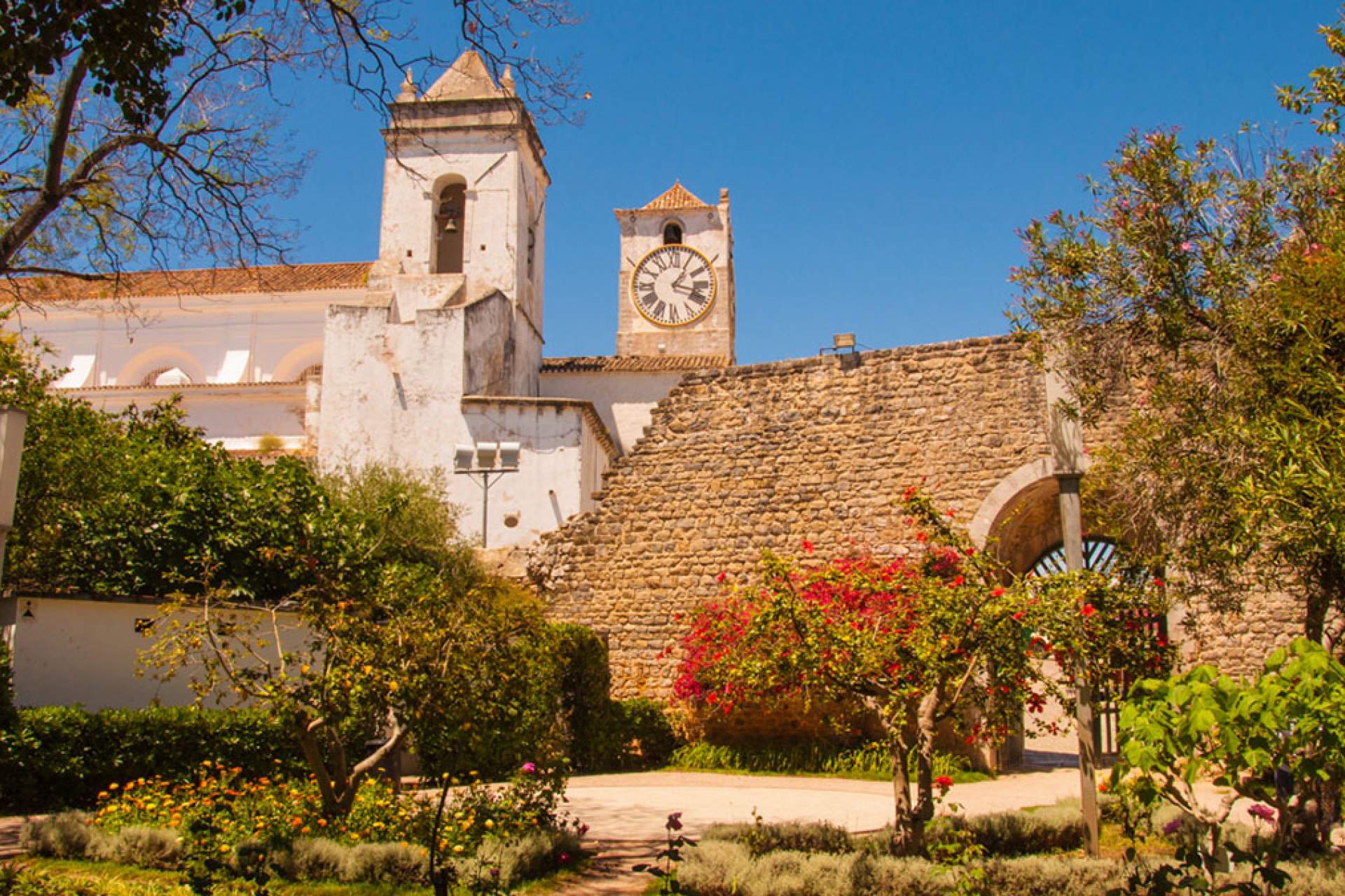 South side facade and apse of the Santa Maria do Castelo Church, Tavira / Tavira