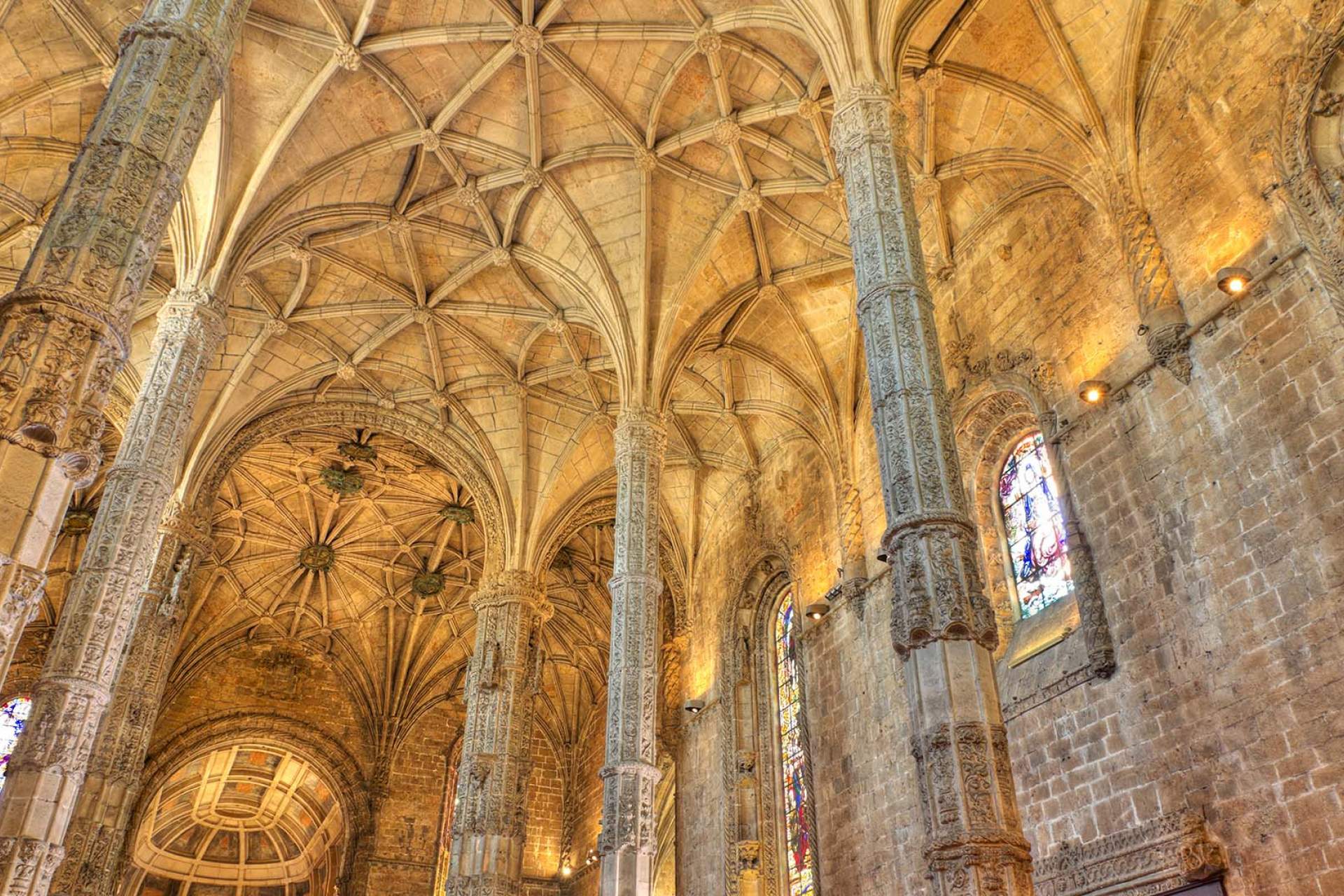Bóveda de la iglesia, Monasterio de los Jerónimos / Lisboa / Martin Lehmann_Shutterstock