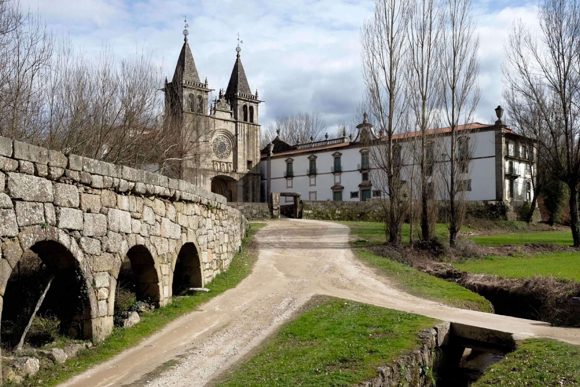 Aqueduto do Mosteiro de Pombeiro / Pombeiro, Felgueiras / Caminho de Torres @António Sá