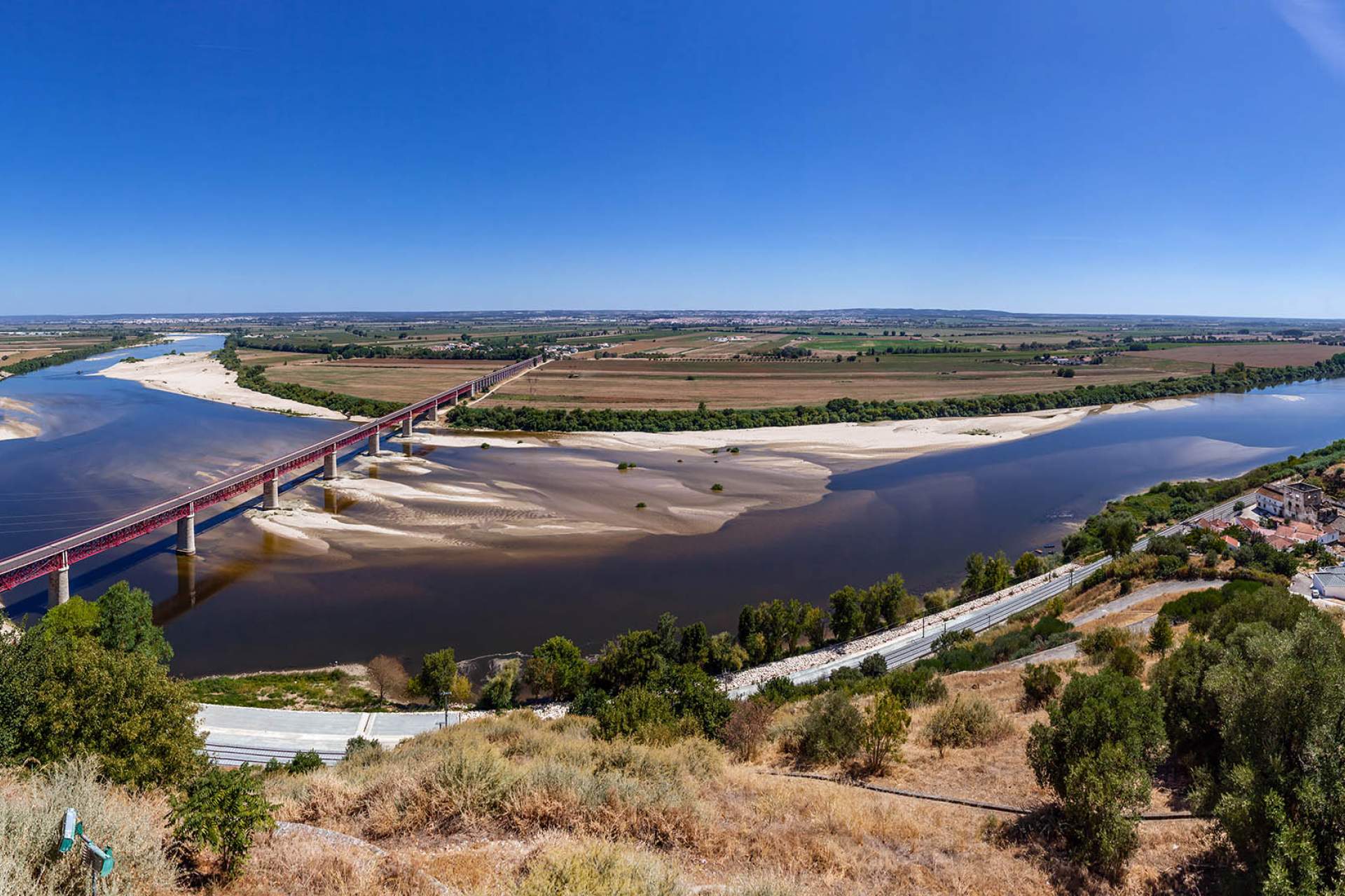 Vista panorâmica sobre lezíria do Tejo, Caminhos de Fátima / Santarém / Stock Photos Art_Shutterstock