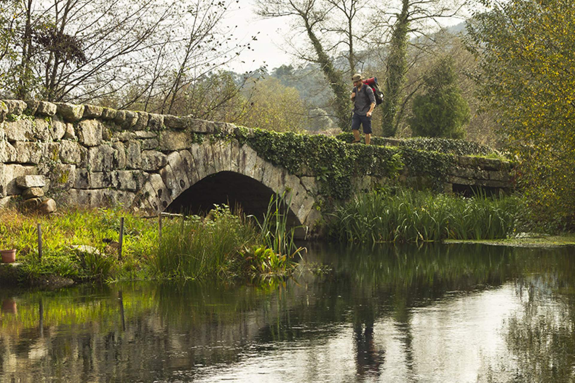 Pilgrim crossing Tábuas bridge, Fátima Ways / Barcelos / Miguel da Santa