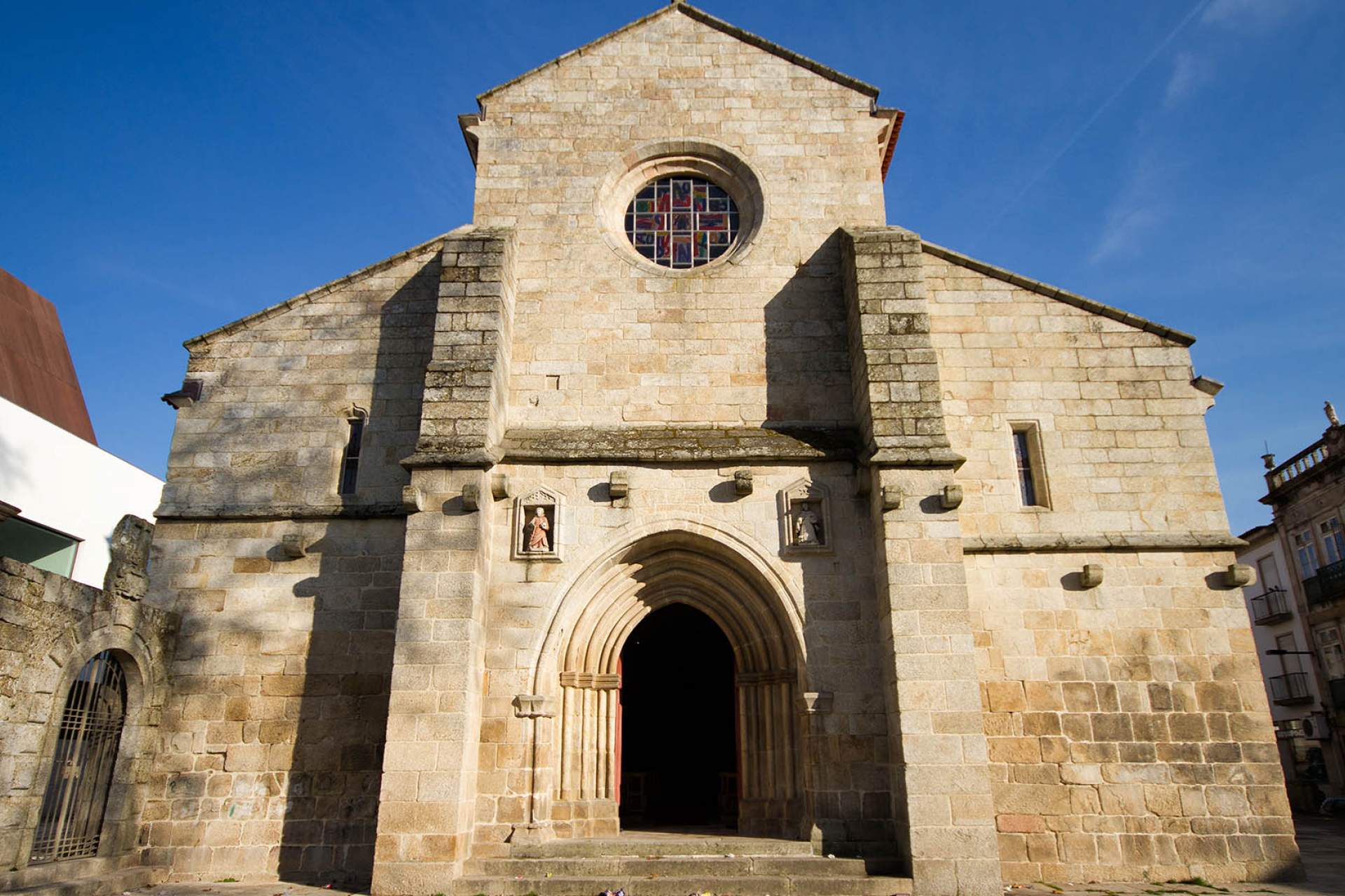 Main facade of Vila Real Cathedral / Vila Real / SNBCI - Miguel Cardoso