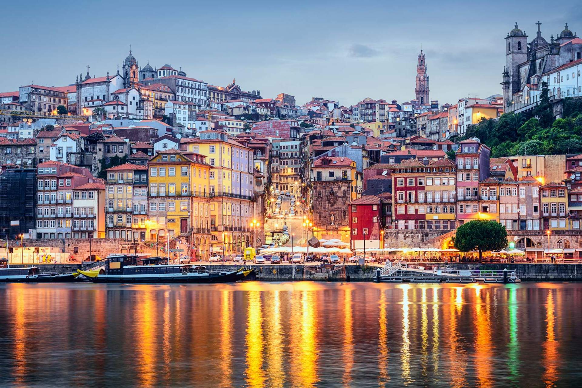 Vista de Ribeira, Oporto / Porto / Sean Pavone_Shutterstock