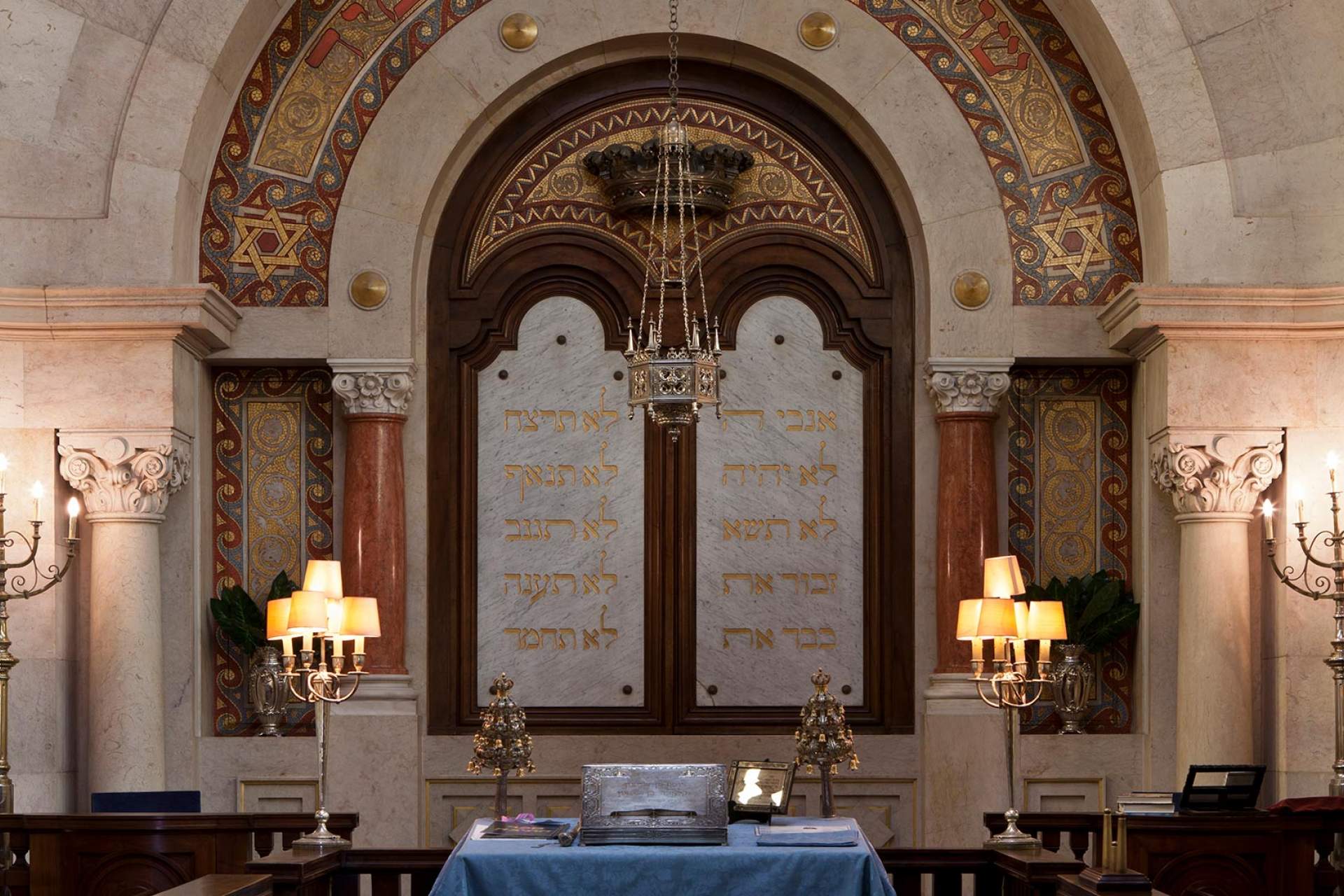 Interior of the Shaaré Tikvah Synagogue, Lisbon / Lisboa / Pedro Sousa_Amatar