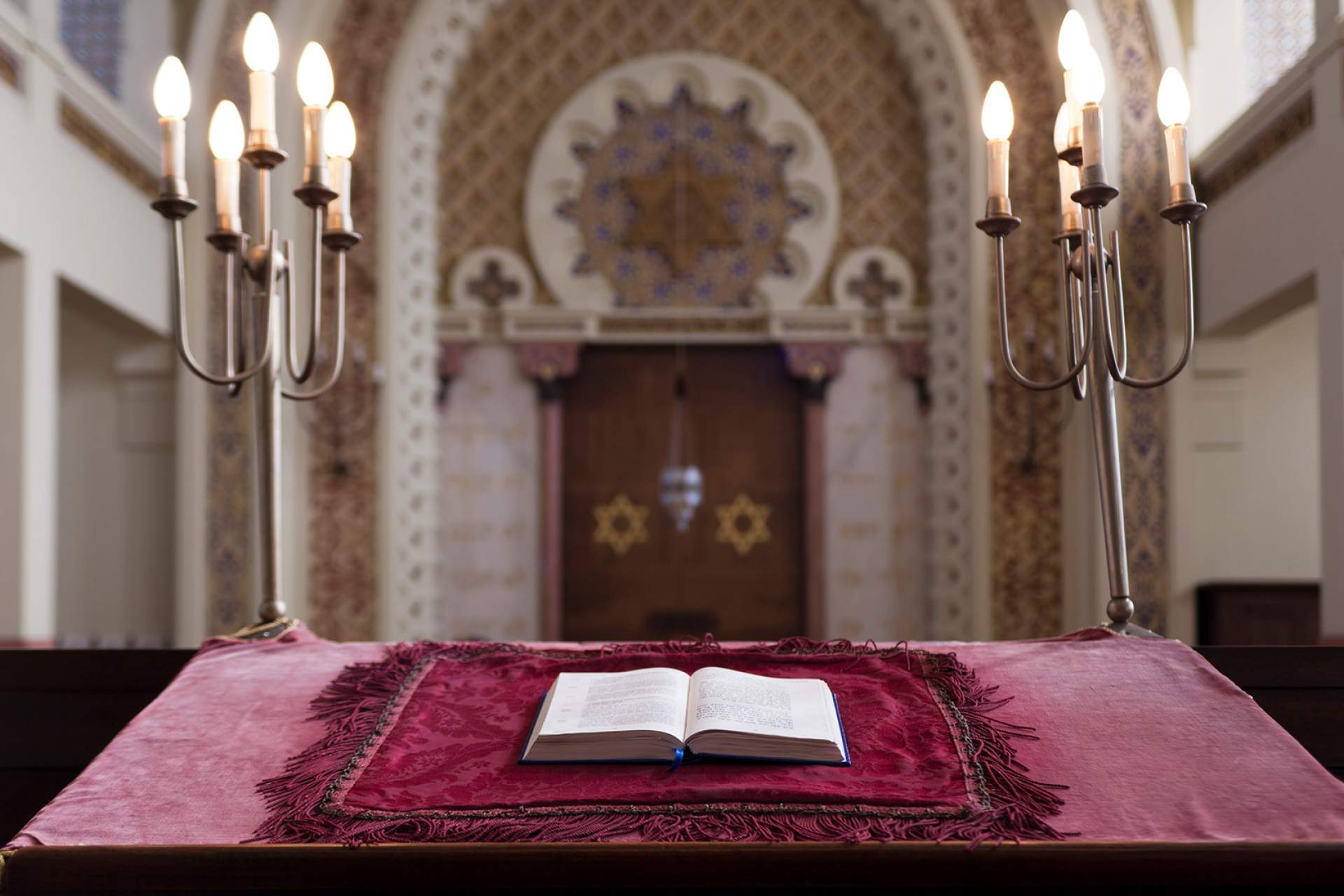 Detail of the sacred book, Kadoorie - Mekor Haim Synagogue, Porto / Porto / Pedro Sousa_Amatar