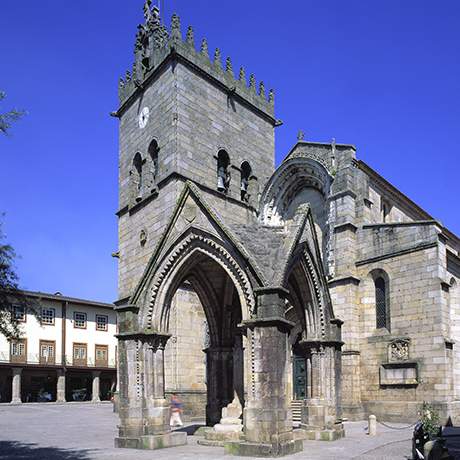 Padrão comemorativo da Batalha do Salado e fachada e torre sineira da Igreja de Nossa senhora da Oliveira, Guimarães