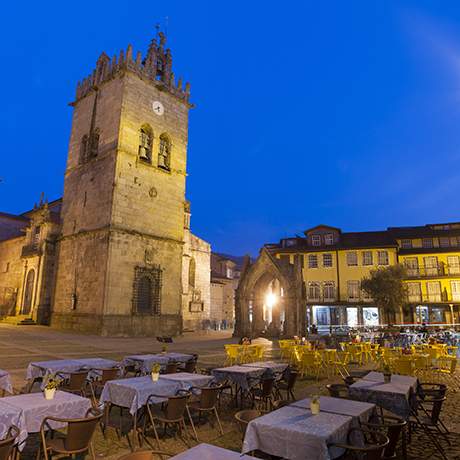 Largo da Oliveira em Guimarães com vista para a torre sineira da Igreja de Nossa Senhora da Oliveira