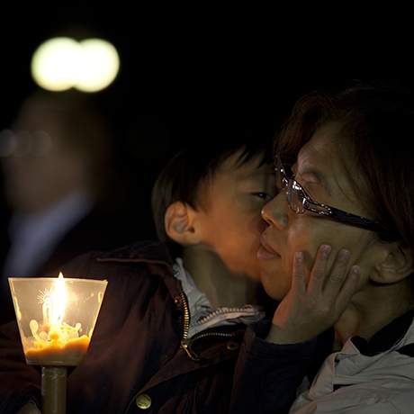 madre con niño en la procesión de las velas, Santuario de Fátima