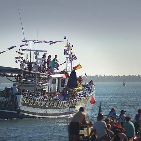 embarcação com a Imagem de Nossa Senhora da Agonia na procissão