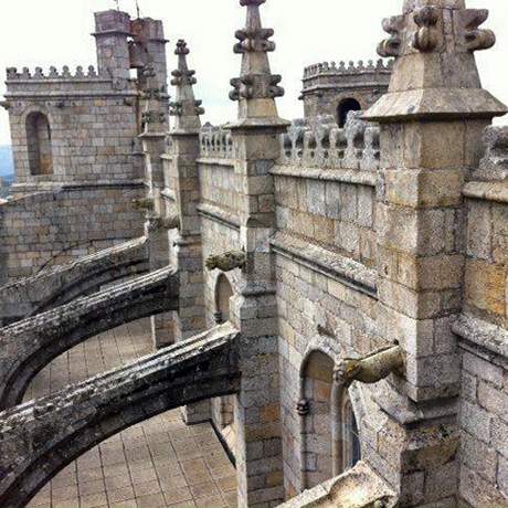 detalle capiteles vegetalistas en la fachada lateral sur de la Catedral de Guarda