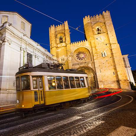 Fachada principal da Sé Patriacal de Lisboa com elétrico