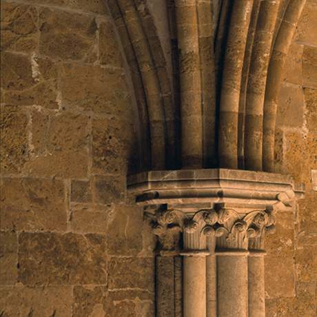 detalle de capitel en el claustro de la Catedral Vieja de Coímbra