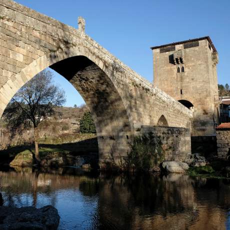 Ponte e Torre de Ucanha em Tarouca