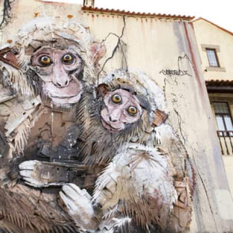 Arte callejero - "Madre mono y mono bebé"