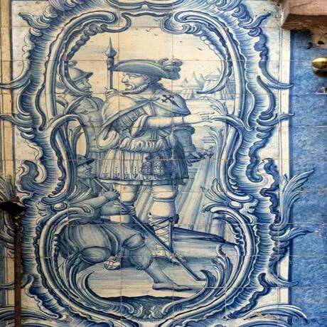 Panel de azulejos en la Iglesia de Santiago, Camino Portugués Central de Santiago Alentejo y Ribatejo