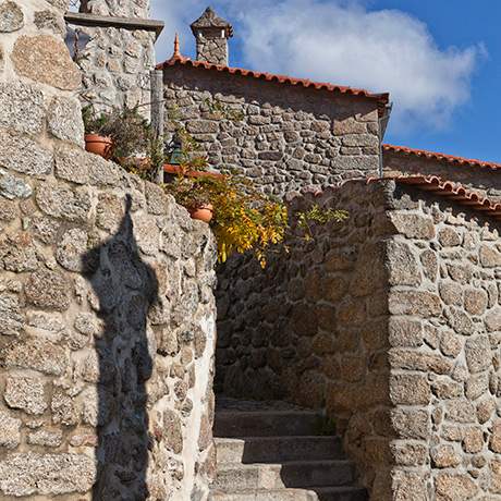 Escalinata junto a Rua da Fonte da Rosa, judería de Belmonte