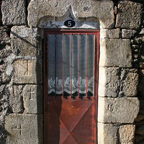 Umbral de puerta con símbolos cruciformes, Sabugal