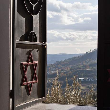 Puerta en el exterior de la Sinagoga Beit Eliahu, Belmonte